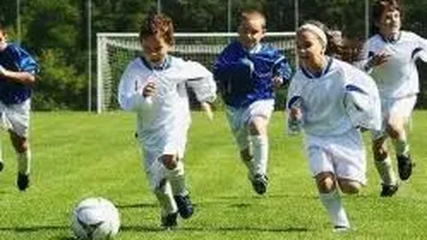 杨澜庆祝53岁生日，与丈夫甜蜜公开拥抱亲吻