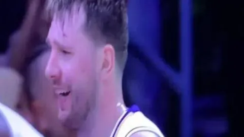 “逆境中的勇士逆袭！全体球员打造坚固壁垒，布朗贡献8分引爆14-2反击浪潮！”