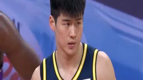 康利精准传球，爱德华兹底角三分神准无误
